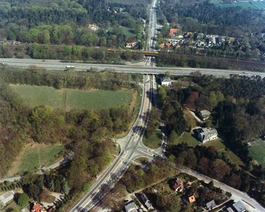 847334 Luchtfoto van de Amersfoortseweg (van boven naar beneden, onderdeel van de S09, de secundaire provinciale weg ...